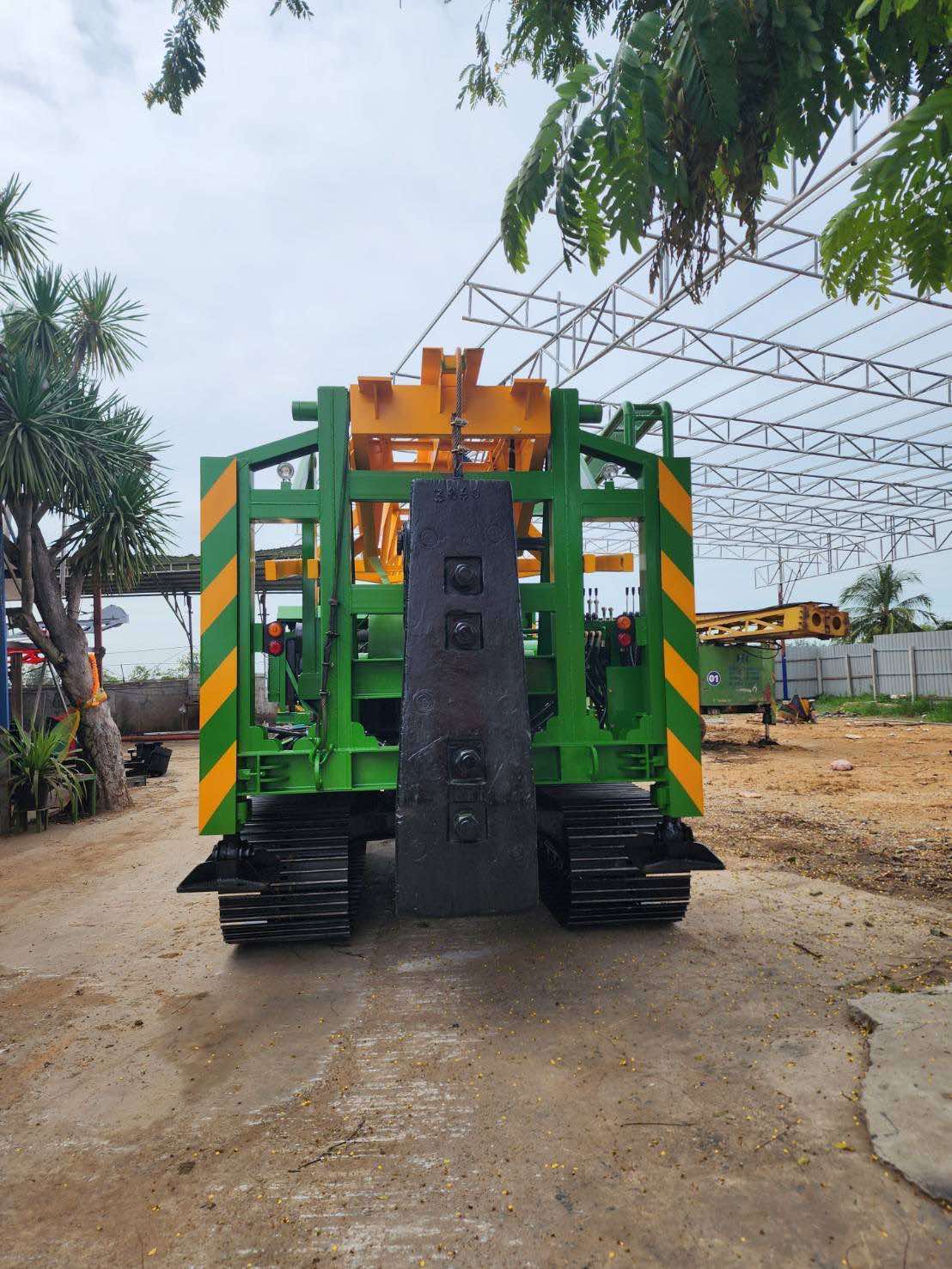 รถปั้นจั่นตอกเสาเข็ม PC 120 ผลิตโดยกรุงเทพปั้นจั่น ตอกเสาเข็มหน้า 15–35 ซม. ยาวถึง 12 เมตร (ภาพที่ 1)