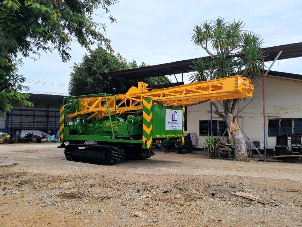 รถปั้นจั่นตอกเสาเข็ม PC 120 ผลิตโดยกรุงเทพปั้นจั่น ตอกเสาเข็มหน้า 15–35 ซม. ยาวถึง 12 เมตร (ภาพที่ 2)
