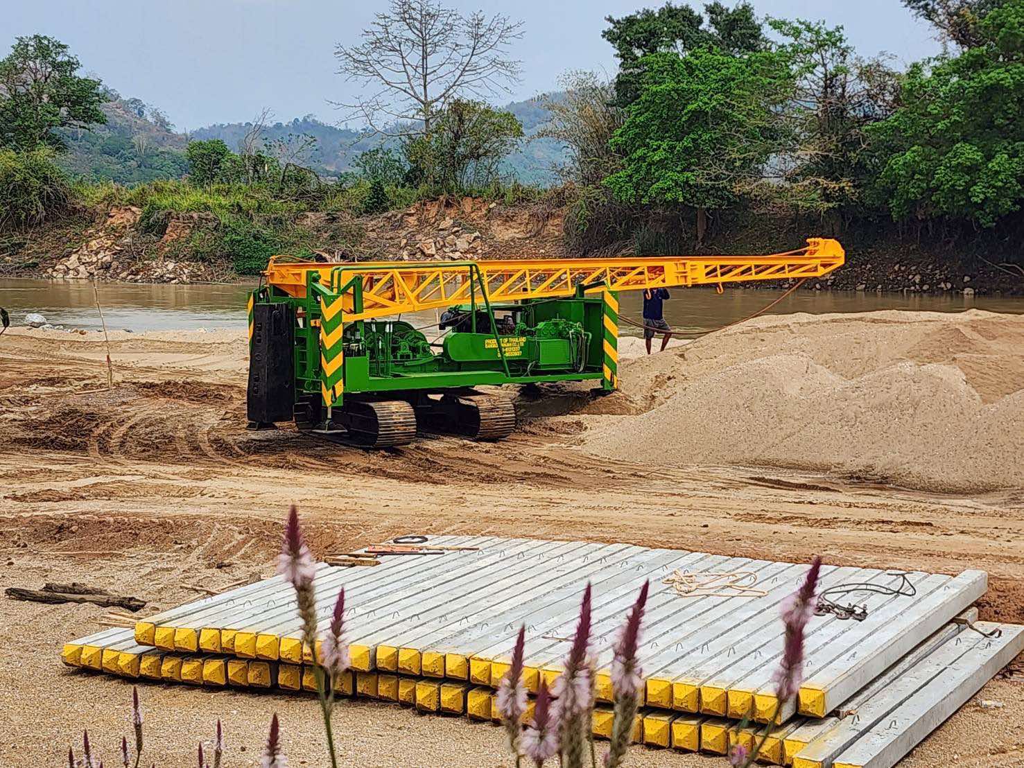 รถปั้นจั่นตอกเสาเข็ม PC 120 ผลิตโดยกรุงเทพปั้นจั่น ตอกเสาเข็มหน้า 15–35 ซม. ยาวถึง 12 เมตร (ภาพที่ 3)