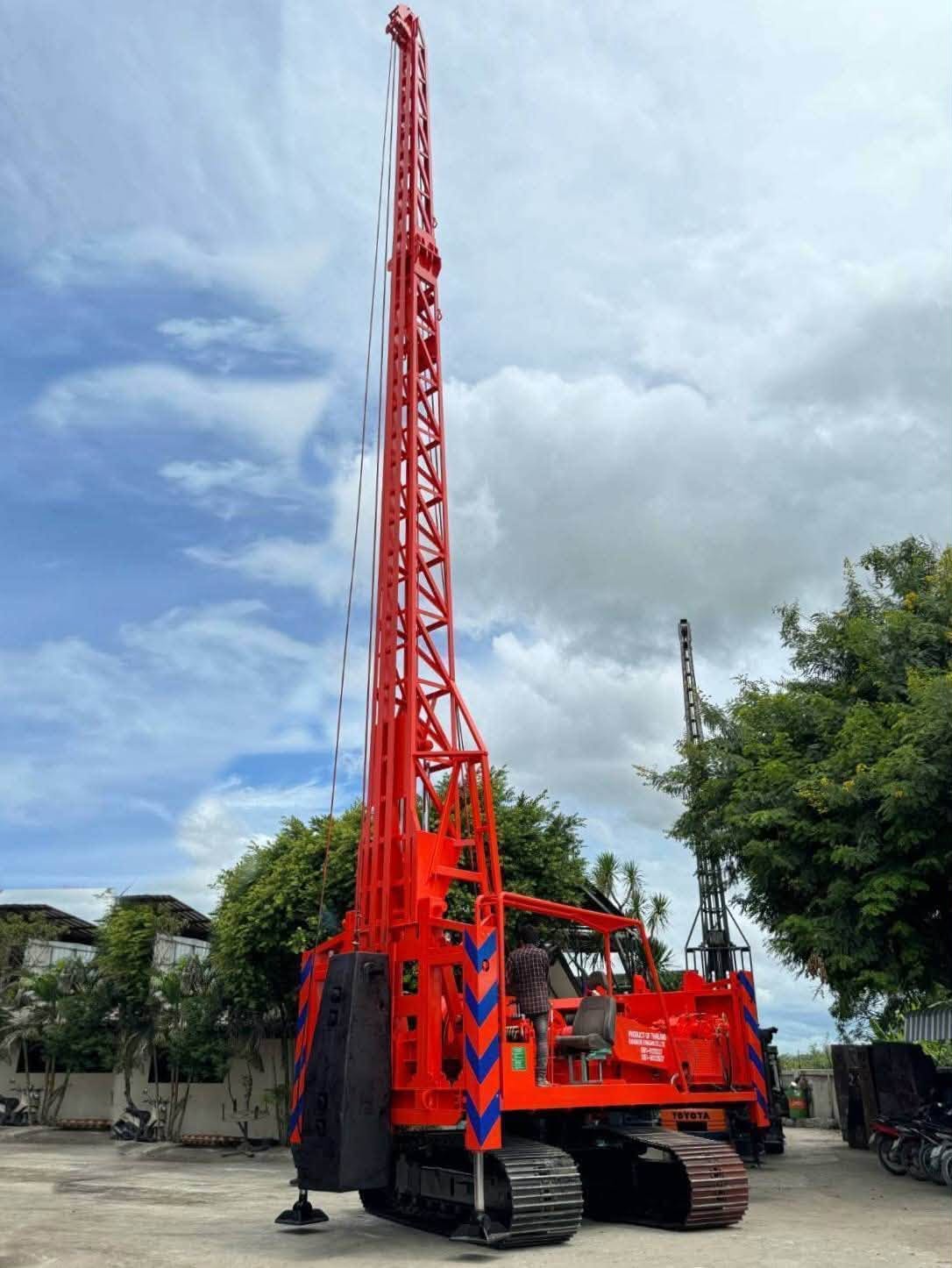 รถปั้นจั่นตอกเสาเข็ม PC 200 ผลิตโดยกรุงเทพปั้นจั่น ตอกเสาเข็มหน้า 30–40 ซม. ยาวถึง 15 เมตร (ภาพที่ 4)