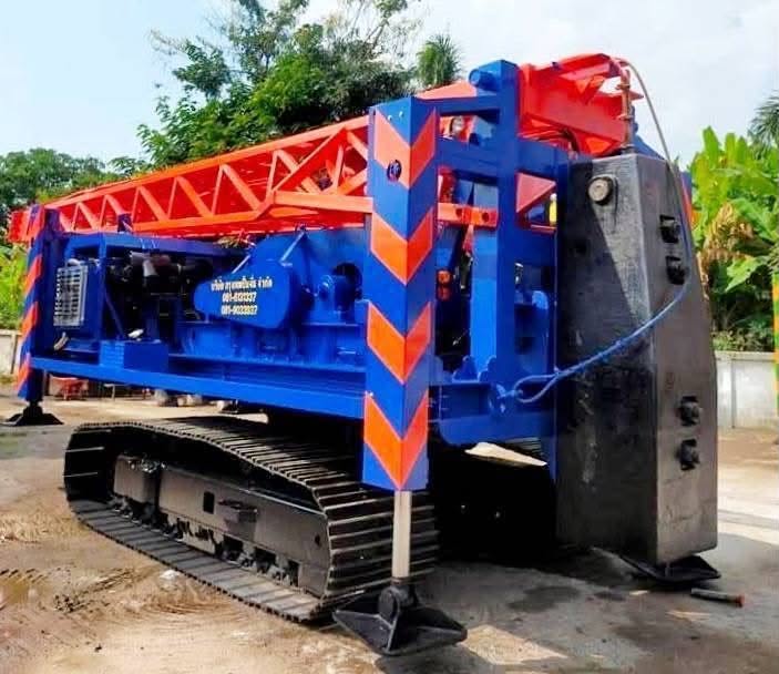 รถปั้นจั่นตอกเสาเข็ม PC 200 ผลิตโดยกรุงเทพปั้นจั่น ตอกเสาเข็มหน้า 30–40 ซม. ยาวถึง 15 เมตร (ภาพที่ 5)