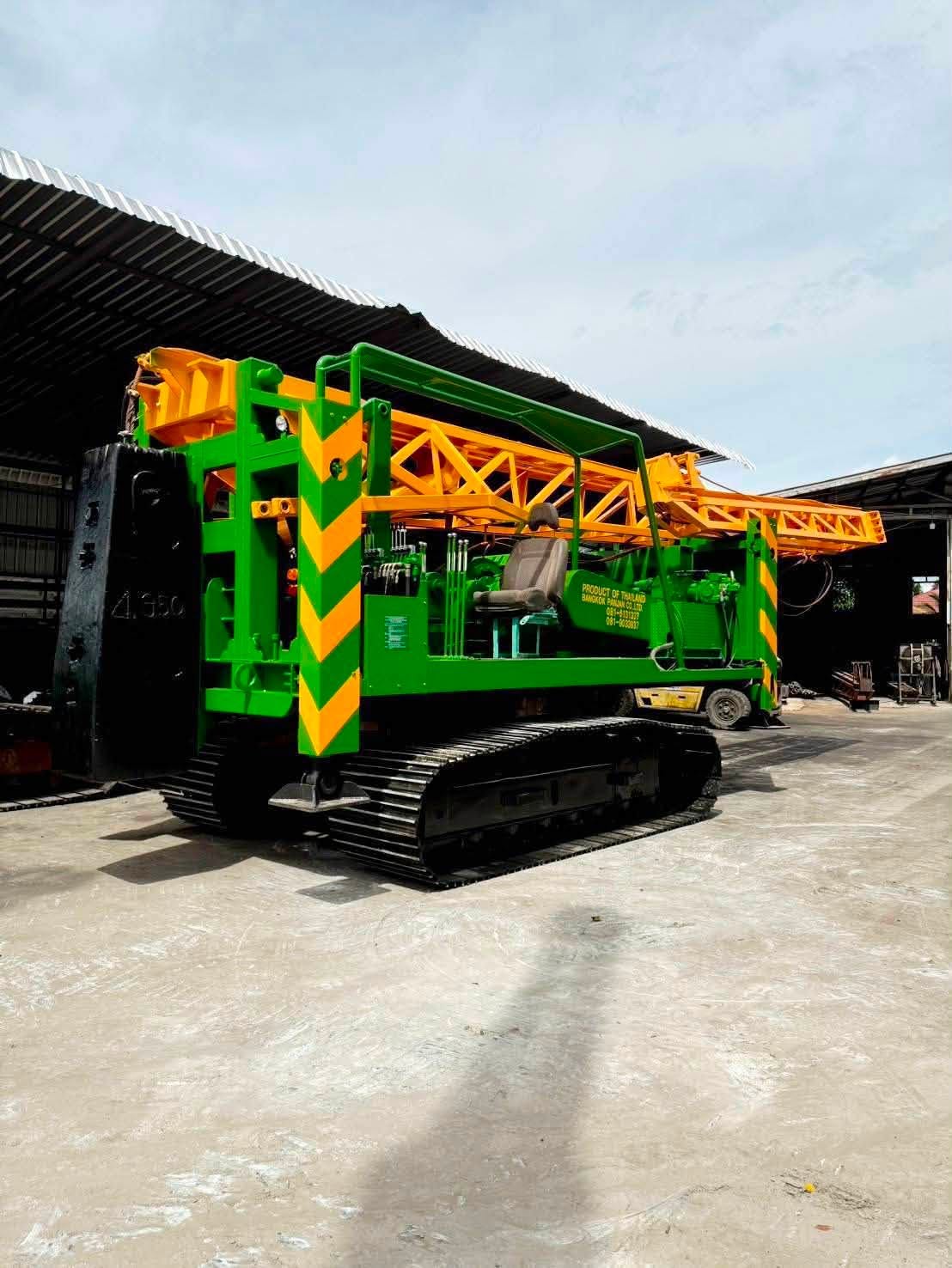 รถปั้นจั่นตอกเสาเข็ม PC 200 ผลิตโดยกรุงเทพปั้นจั่น ตอกเสาเข็มหน้า 30–40 ซม. ยาวถึง 15 เมตร (ภาพที่ 6)