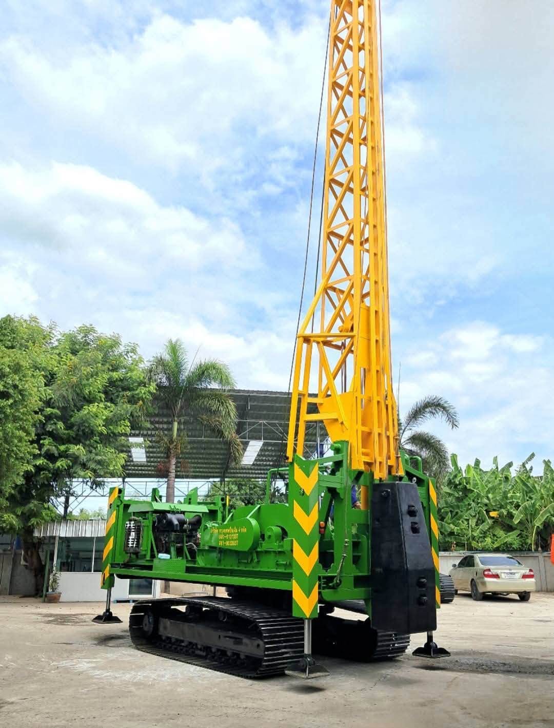 รถปั้นจั่นตอกเสาเข็ม PC 200 ผลิตโดยกรุงเทพปั้นจั่น ตอกเสาเข็มหน้า 30–40 ซม. ยาวถึง 15 เมตร (ภาพที่ 9)