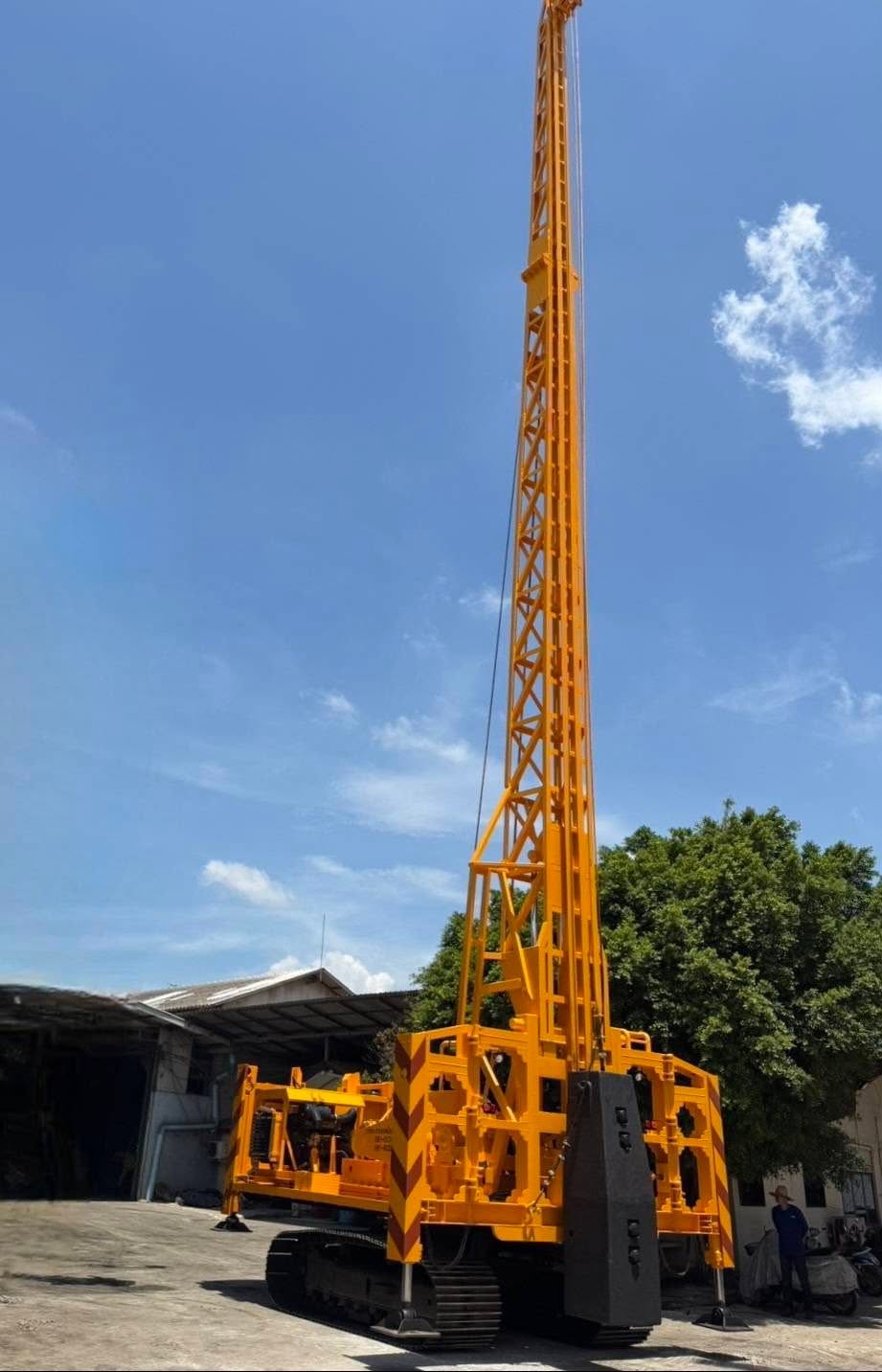 รถปั้นจั่นตอกเสาเข็ม PC 200 รุ่นพิเศษ ผลิตโดยกรุงเทพปั้นจั่น ตอกเสาเข็มหน้า 40–65 ซม. ยาว 15–18 เมตร (ภาพที่ 2)
