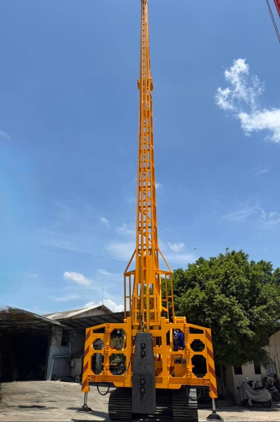 รถปั้นจั่นตอกเสาเข็ม PC 200 รุ่นพิเศษ ผลิตโดยกรุงเทพปั้นจั่น ตอกเสาเข็มหน้า 40–65 ซม. ยาว 15–18 เมตร (ภาพที่ 4)